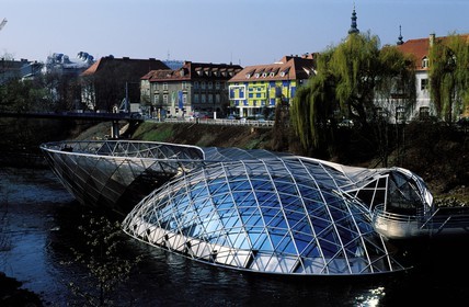 Autriche, Styrie, Graz, l'île flottante sur la rivière Mur, Café et espace culturel créés par l' architecte Vito Acconci