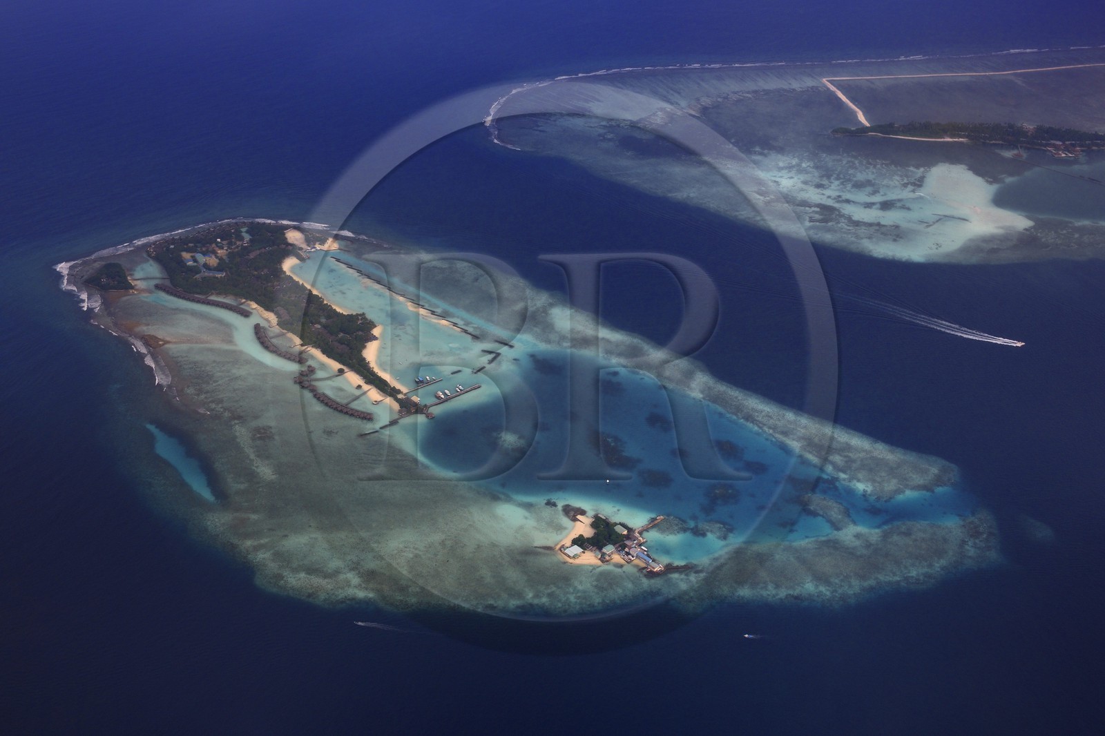 Maldives, Ile et atoll privé (vue aérienne)