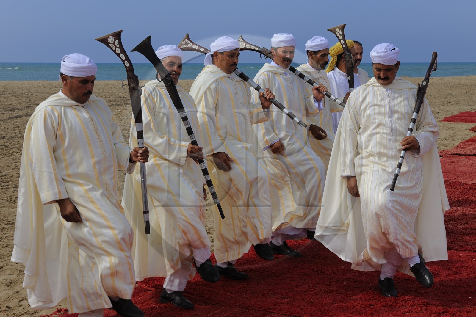 Maroc, région de l'Oriental, danse et musique traditionnelle la Reggada sur une plage