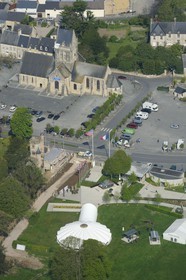 France, Manche (50), Sainte-Mère-Eglise, un parachute est visible sur le clocher de l'église en mémoire du soldat John Steele, resté accroché le 5 juin 1944 lors de l'opération Overlord (vue aérienne)