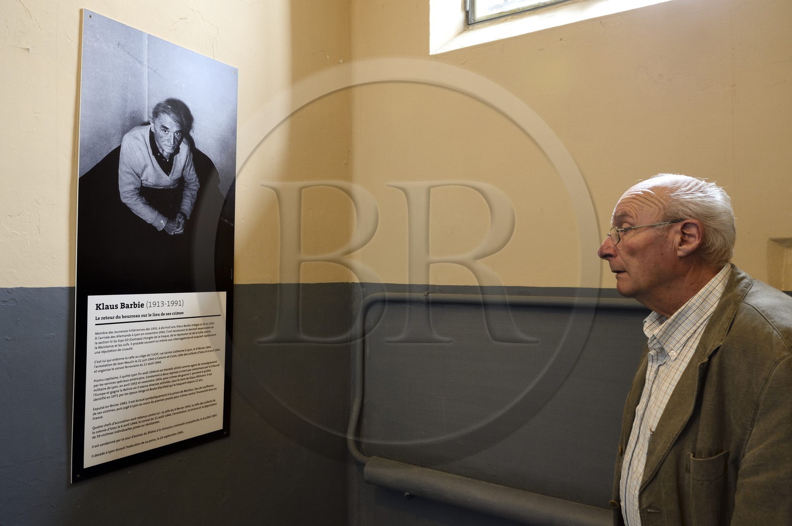 France, Rhône (69), Lyon, Mémorial Prison de Montluc, un membre de la famille d'un homme mort en déportation observe le portrait de Klaus Barbie surnommé le boucher de Lyon qui fut à son tour enfermé ici au début de son procès en  mai 1987 France, Rhone, Lyon, Montluc Prison Memorial, a family member of a man dead in deportation observes the portrait of Klaus Barbie, nicknamed the Butcher of Lyon, which was in its turn enclosed here at the beginning of his trial in May 1987