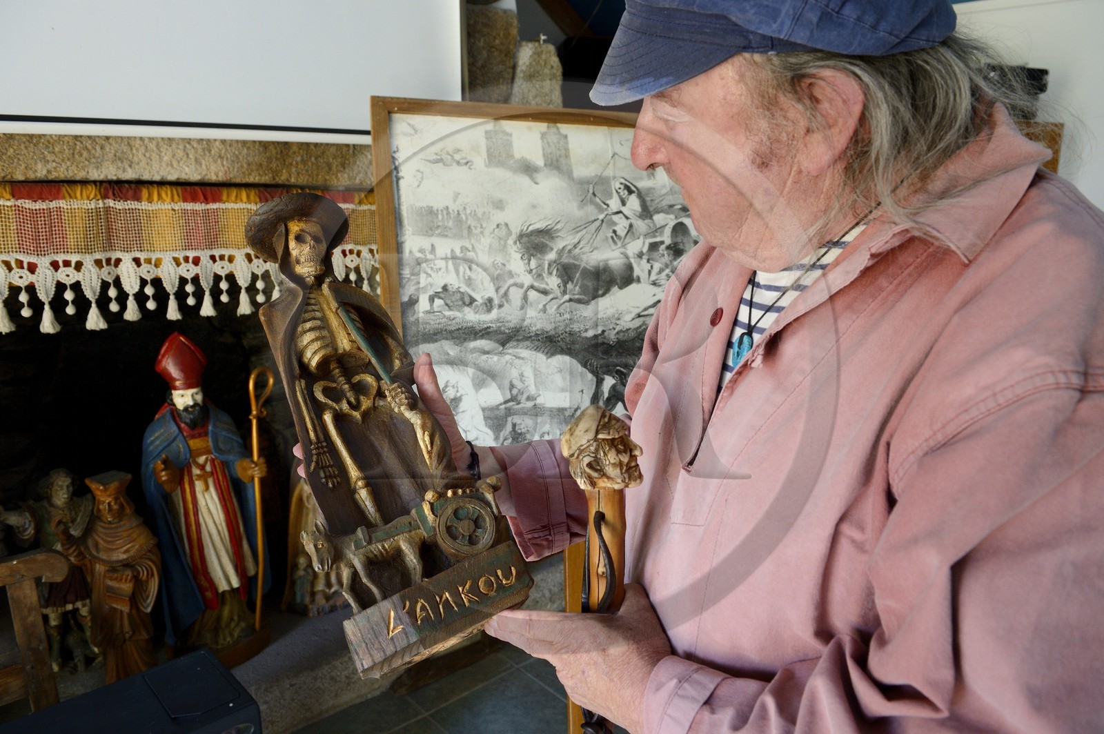 France, Finistère (29), parc naturel régional d'Armorique, Monts d'Arrée, Brennilis, Claude Le Lann présente l'Ankou (le passeur des âmes emblématique de la mythologie bretonne) à l'Auberge Le Youdig