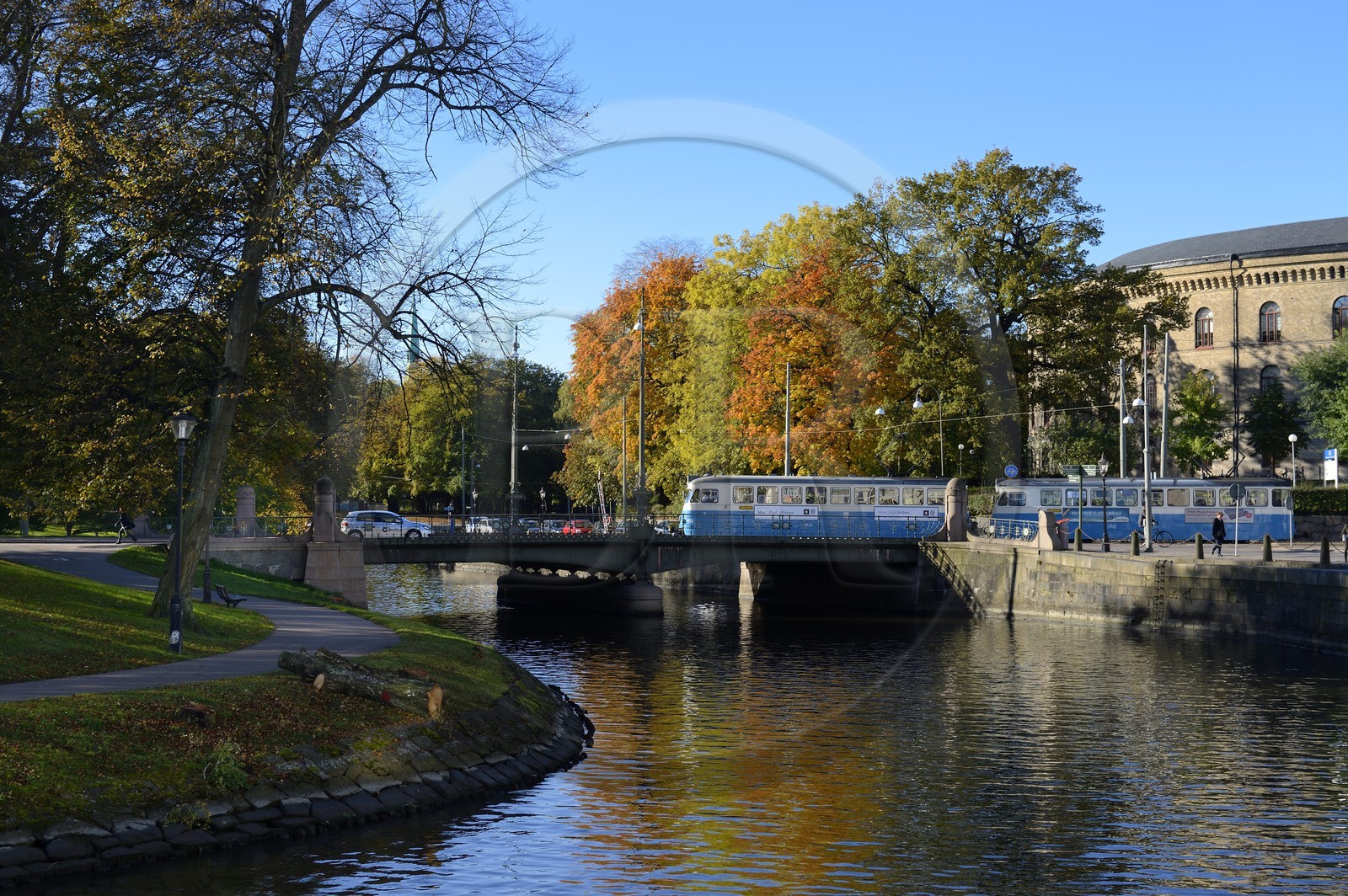 Suède, Västra Götaland, Göteborg (Gothenburg), entrée du parc Nya Allén, tramway sur un pont