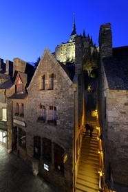 France, Manche (50), Mont-Saint-Michel, classé Patrimoine Mondial de l'UNESCO, escaliers menant à l'abbaye à côté de la poste
