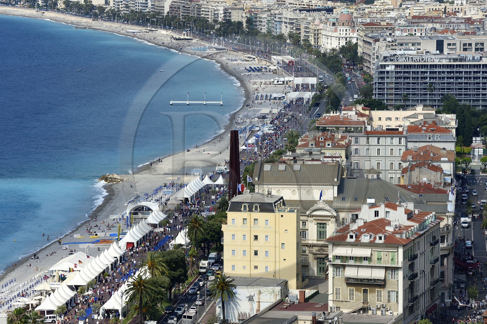 France, Alpes-Maritimes (06), Nice, la Promenade des Anglais sur le bord de mer et l'œuvre Neuf Lignes Obliques de l'artiste Bernar Venet