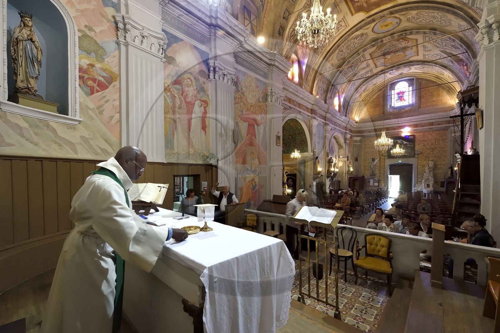 France, Corse-du-Sud (2A), Cargèse, l'église de l'Assomption dite latine édifiée au XIXe siècle, le curé d'origine rwandaise Edouard Sentarure se prépare à la messe dominicale