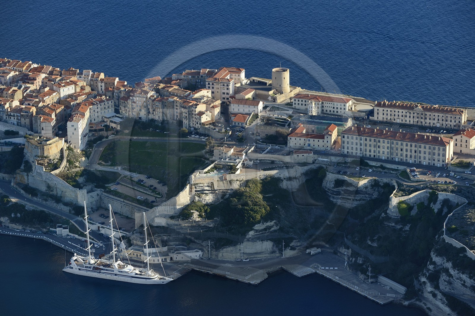 France, Corse-du-Sud (2A), Bonifacio, les falaises calcaires, la citadelle et la vieille ville (vue aérienne)