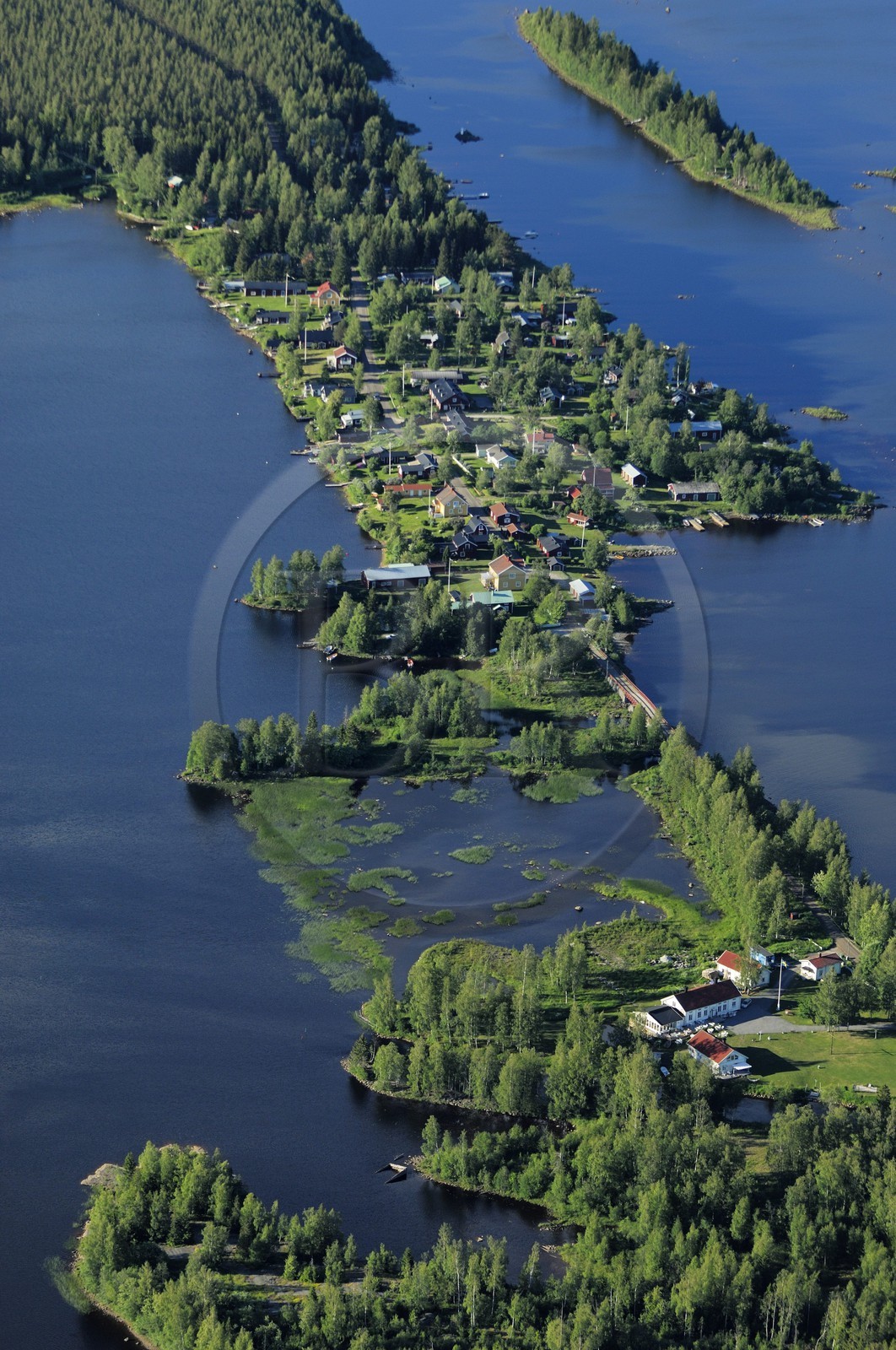 Suède, Comté de Västerbotten, région d'Umea, village de Skeppsvik sur une presqu'île (vue aérienne)