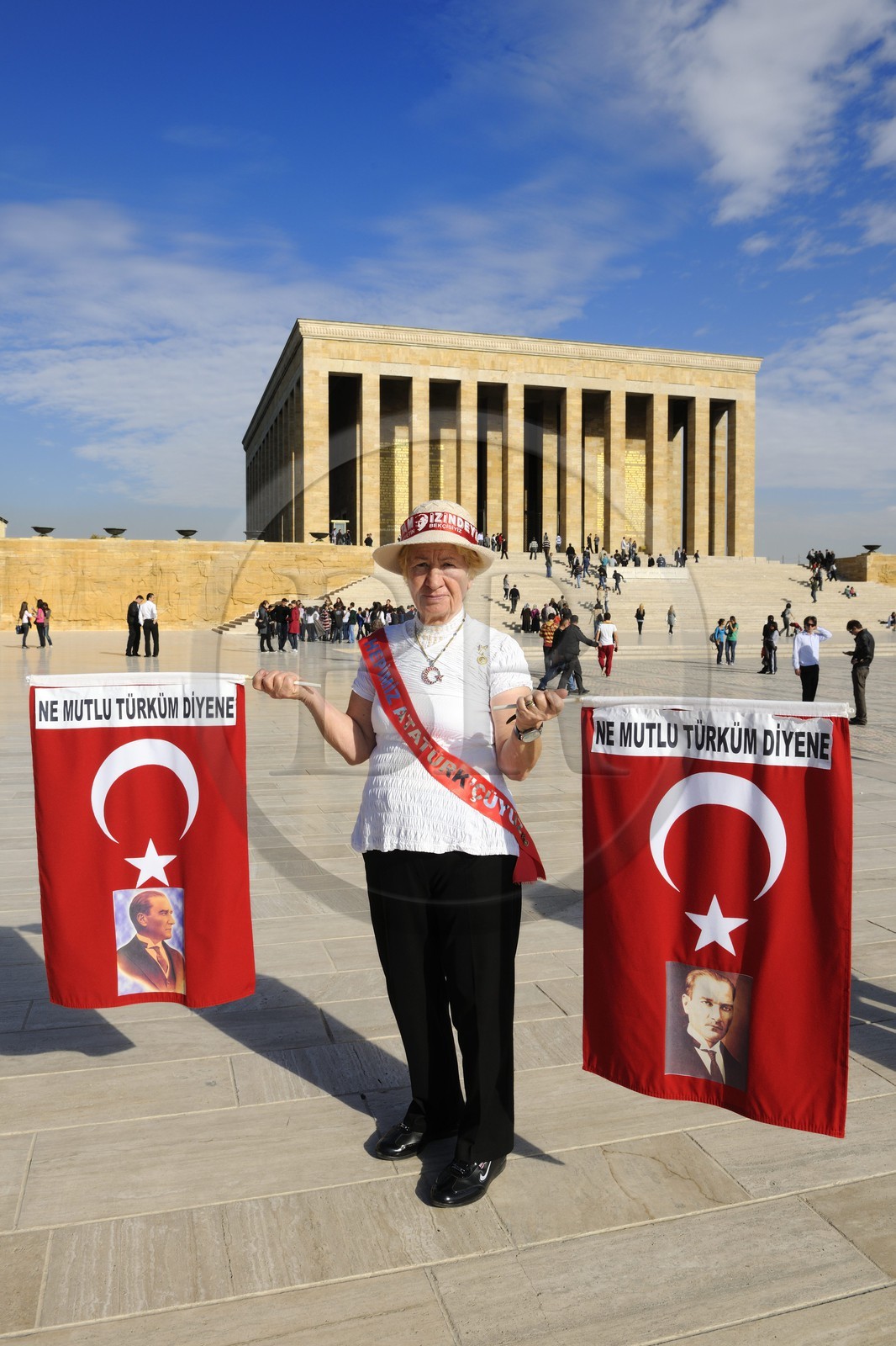 Turquie, Anatolie centrale, Ankara, ardente supporter d'Atatürk devant le mausolée d'Atatürk
