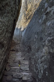 Zimbabwe, province de Masvingo, les ruines du site archéologique du Grand Zimbabwe, classé Patrimoine Mondial de l'UNESCO, Xème au XVème siècle, escalier menant aux Ruines de la colline (Hill Complex)