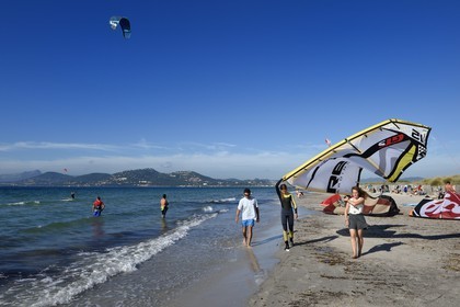 France, Var, Hyeres, Giens peninsula, kitesurfing on Almanarre beach