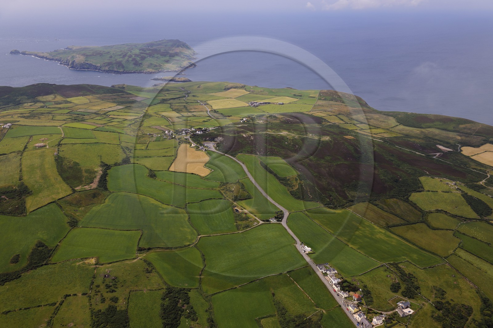 Royaume-Uni, Angleterre, Ile de Man, la pointe sud de l'ile et le village de Cregneash (vue aérienne)