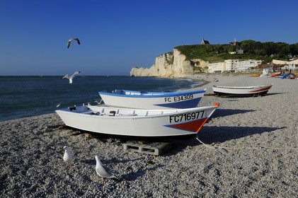 France, Seine-Maritime (76), Pays de Caux, Côte d'Albâtre, Etretat, la falaise d'Amont et l'église Notre-Dame-de-la-Garde depuis la plage de la ville avec les barques de pecheurs