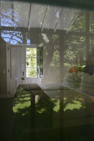 Argentine, province de Buenos Aires, San Antonio de Areco, estancia La Bamba de Areco, une des chambres de l'hôtel et reflet du jardin