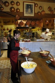 France, Manche (50), Mont-Saint-Michel, le restaurant de la Mère Poulard, préparation en rythme de la célèbre omelette